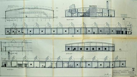 <p>Bouwtekening uit 1960 voor de bouw van de NIVOSCH Schoenfabriek met gevelaanzichten en doorsneden. (Waterlands Archief)</p>
